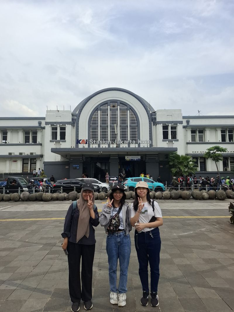 Peserta free walking tour Kota Tua Jakarta