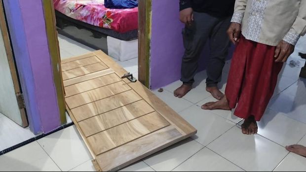 Pintu kamar rumah Rasad saat penangkapan tim eksekutor Kejati Bali. (Istimewa/ Tim Advokasi Agus Samijaya)