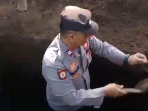 Kisah Haru Polisi Kebumen Aiptu Mualim Rela Turun Gali Makam demi Bantu Sahabat
