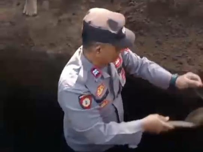 Polisi Kebumen Aptu Mualim ikut menggali makam tanpa sempat melepas seragam dinas demi membantu sahabatnya yang sedang berkabung. Foto diunggah Selasa (22/4/2025).