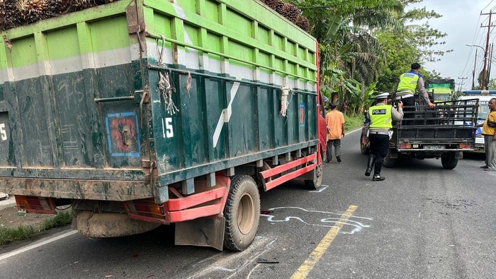 Polisi melakukan olah TKP pemotor tewas ditabrak dump truk dari belakang