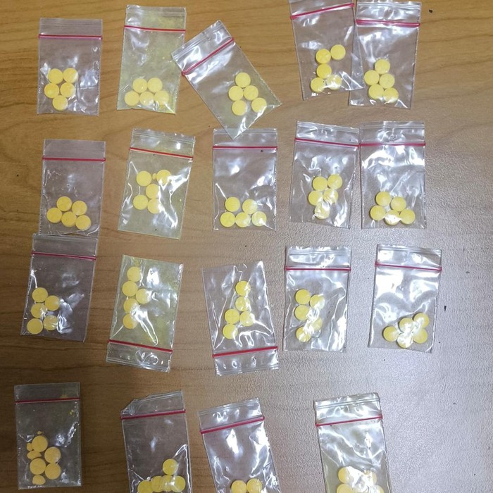 Polisi menangkap DS (19) pengedar obat keras yang berjualan di kawasan Tanah Abang. Polisi menyebut DS mengaku baru berjualan selama 3 bulan. (dok Ist)