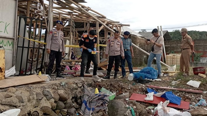 Polisi mengecek lokasi kejadian rumah hancur akibat bom ikan meledak.