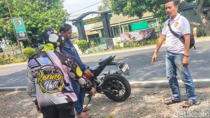 polisi olah TKP di lokasi yang ditunjukkan korban mengaku begal di Situbondo