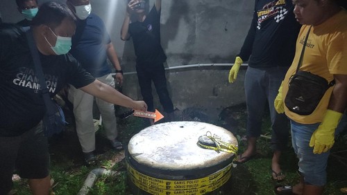 Polisi saat mendatangi lokasi jasad dalam septic tank