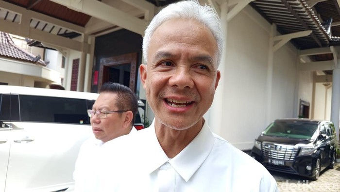 Politisi PDI Perjuangan Ganjar Pranowo saat melayat Murdaya Poo di kompleks Vihara GVA Mendut, Selasa (22/4/2025).
