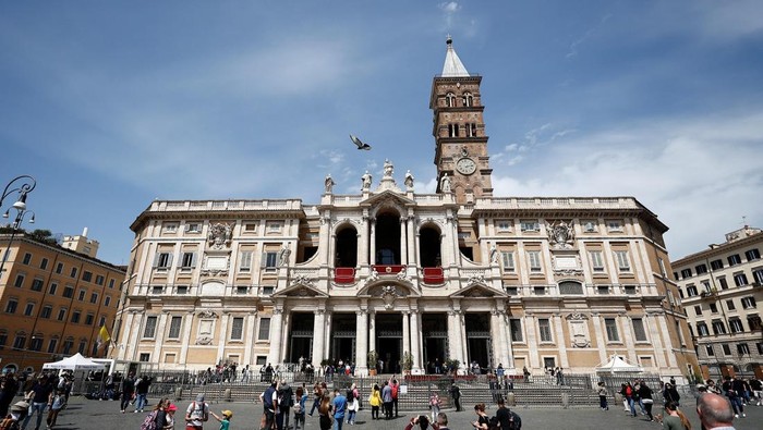 Potret Basilika Santa Maria Maggiore Tempat Paus Fransiskus akan Dimakamkan Faithful attend a rosary for Pope Francis at Basilica of Santa Maria Maggiore, following the death of the pontiff, in Rome, Italy, April 21, 2025. REUTERS/Dylan Martinez