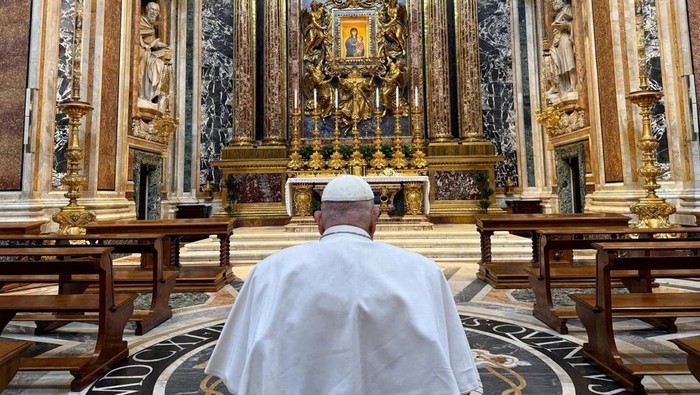 Faithful attend a rosary for Pope Francis at Basilica of Santa Maria Maggiore, following the death of the pontiff, in Rome, Italy, April 21, 2025. REUTERS/Dylan Martinez