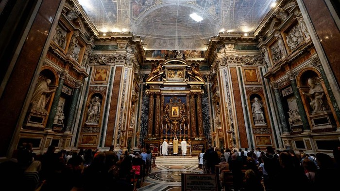 Faithful attend a rosary for Pope Francis at Basilica of Santa Maria Maggiore, following the death of the pontiff, in Rome, Italy, April 21, 2025. REUTERS/Dylan Martinez