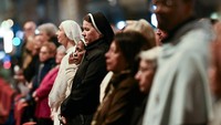Warga berkumpul di luar Basilika Santa Maria Maggiore saat mendengar pengumuman kematian Paus Fransiskus.