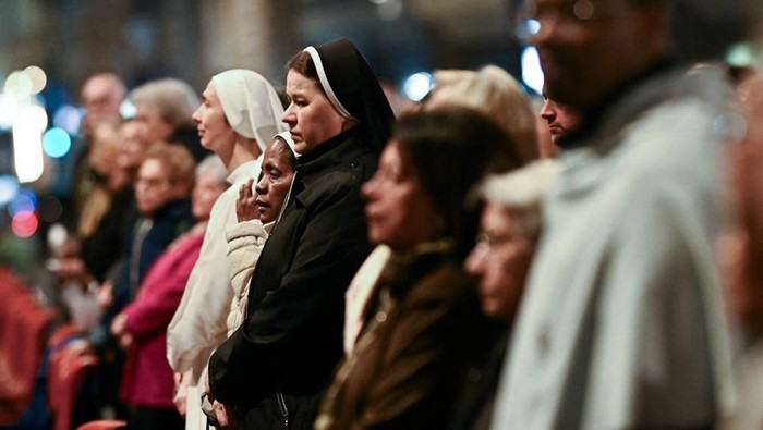 Potret Basilika Santa Maria Maggiore Tempat Paus Fransiskus akan Dimakamkan Faithful attend a rosary for Pope Francis at Basilica of Santa Maria Maggiore, following the death of the pontiff, in Rome, Italy, April 21, 2025. REUTERS/Dylan Martinez