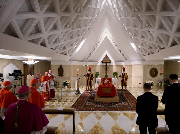 The body of Pope Francis is placed in an open casket during the rite of the declaration of death in Santa Marta residence at the Vatican, April 21, 2025. Vatican Media/­Handout via REUTERS    ATTENTION EDITORS - THIS IMAGE WAS PROVIDED BY A THIRD PARTY. REFILE - CORRECTING DATE