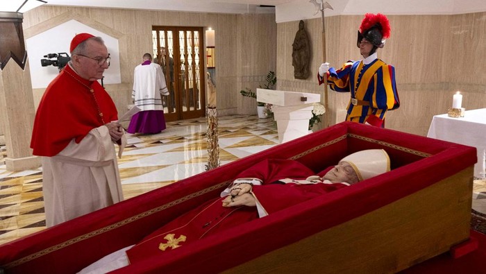The body of Pope Francis is placed in an open casket during the rite of the declaration of death in Santa Marta residence at the Vatican, April 21, 2025. Vatican Media/­Handout via REUTERS    ATTENTION EDITORS - THIS IMAGE WAS PROVIDED BY A THIRD PARTY. REFILE - CORRECTING DATE