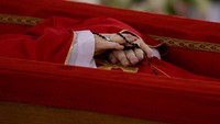 Sesuai dengan prosedur, jenazah Paus diperiksa oleh Kepala Layanan Kesehatan Vatikan untuk memastikan penyebab kematian dan menyusun laporan medis resmi. Jenazah kemudian ditempatkan di kapel pribadi untuk ritual pengesahan kematian, yang dipimpin oleh Camerlengo.  