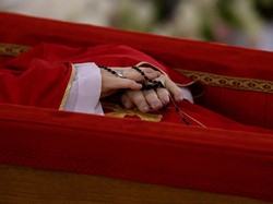 Sesuai dengan prosedur, jenazah Paus diperiksa oleh Kepala Layanan Kesehatan Vatikan untuk memastikan penyebab kematian dan menyusun laporan medis resmi. Jenazah kemudian ditempatkan di kapel pribadi untuk ritual pengesahan kematian, yang dipimpin oleh Camerlengo.