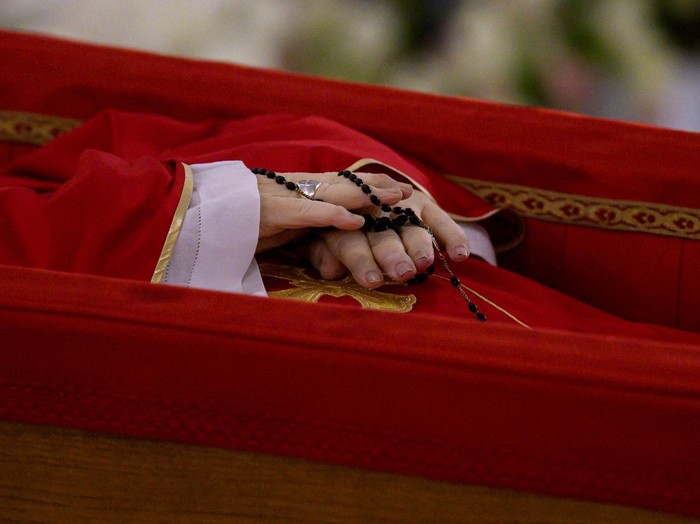 The body of Pope Francis is placed in an open casket during the rite of the declaration of death in Santa Marta residence at the Vatican, April 21, 2025. Vatican Media/­Handout via REUTERS    ATTENTION EDITORS - THIS IMAGE WAS PROVIDED BY A THIRD PARTY. REFILE - CORRECTING DATE