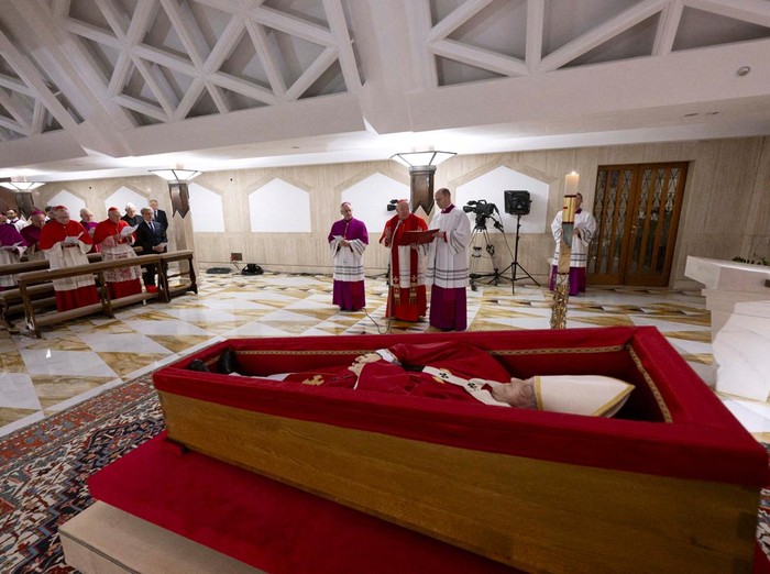 The body of Pope Francis is placed in an open casket during the rite of the declaration of death in Santa Marta residence at the Vatican, April 21, 2025. Vatican Media/­Handout via REUTERS    ATTENTION EDITORS - THIS IMAGE WAS PROVIDED BY A THIRD PARTY. REFILE - CORRECTING DATE