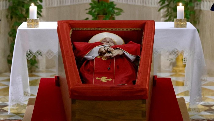 The body of Pope Francis is placed in an open casket during the rite of the declaration of death in Santa Marta residence at the Vatican, April 21, 2025. Vatican Media/­Handout via REUTERS    ATTENTION EDITORS - THIS IMAGE WAS PROVIDED BY A THIRD PARTY. REFILE - CORRECTING DATE