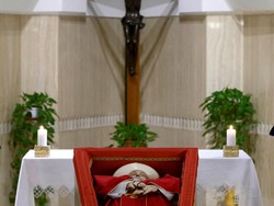 Dalam upacara ini, jenazah Paus mengenakan vestimentum liturgi merah, mitra (penutup kepala uskup), dan pallium (selempang wol), serta ditemani lilin Paskah sebagai simbol kebangkitan.