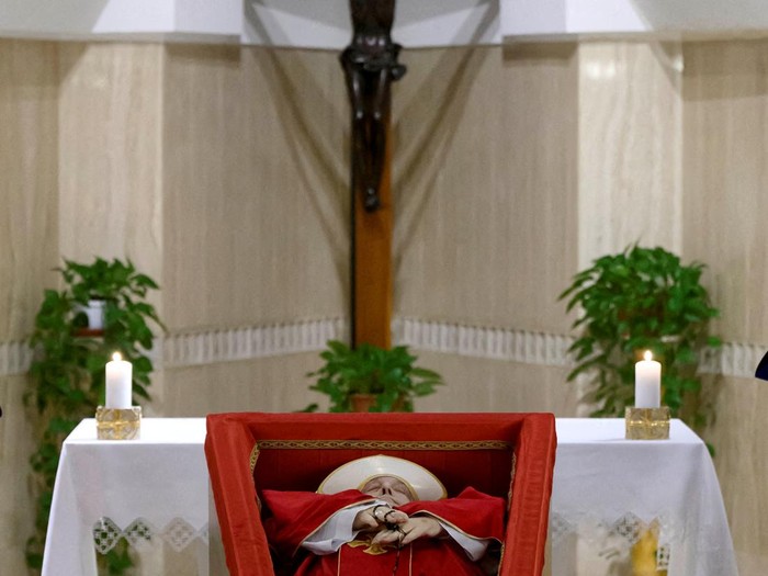 The body of Pope Francis is placed in an open casket during the rite of the declaration of death in Santa Marta residence at the Vatican, April 21, 2025. Vatican Media/­Handout via REUTERS    ATTENTION EDITORS - THIS IMAGE WAS PROVIDED BY A THIRD PARTY. REFILE - CORRECTING DATE