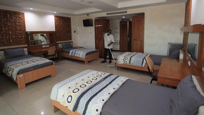 Potret Persiapan Asrama Haji Pondok Gede Petugas membersihkan lantai kamar tidur jamaah calon haji di Asrama Haji Pondok Gede, Jakarta, Selasa (22/4/2025). Kementerian Agama mempersiapkan sarana dan prasarana asrama untuk menyambut jamaah calon haji mulai 1 Mei 2025. ANTARA FOTO/Reno Esnir/sgd/tom.