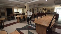Petugas membersihkan lantai ruang makan jemaah calon haji di Asrama Haji Pondok Gede, Jakarta.
