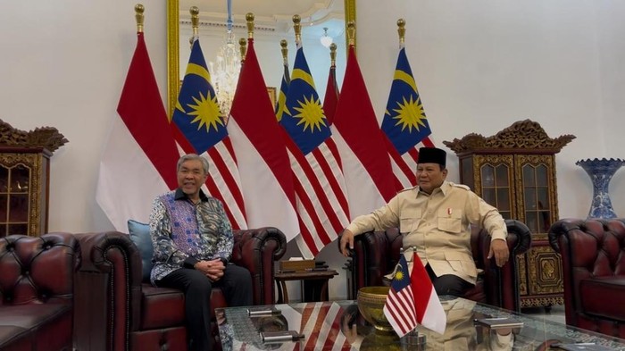 Presiden Prabowo Subianto menyambut kedatangan Wakil Perdana Menteri (PM) Malaysia Dato’ Seri Ahmad Zahid di Istana Kepresidenan Jakarta, Selasa (22/4/2025).