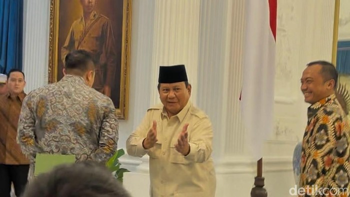 Presiden Prabowo Subianto unjuk gaya silat andalannya setelah bertemu Wakil Perdana Menteri (PM) Malaysia Dato Seri Ahmad Zahid di Istana Kepresidenan Jakarta. (Firda/detikcom)