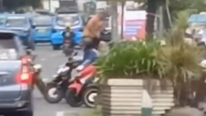 Pria diduga ODGJ ngamuk di Cibinong, Bogor (screenshot video viral)
