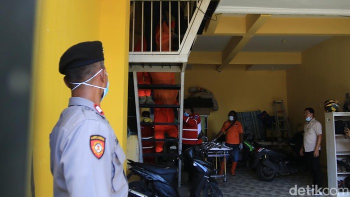 Proses evakuasi dan olah TKP mahasiswa asal Semarang berinisial MN (30) yang ditemukan tewas di kamar kos daerah Manggung, Caturtunggal, Depok, Sleman, Selasa (22/4/2025)