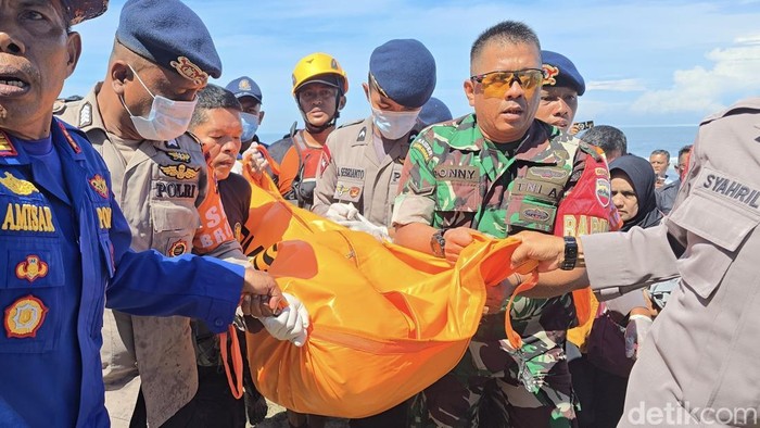 Proses evakuasi korban yang hilang 3 hari di Padang. (Jeka Kampai/detikSumut)