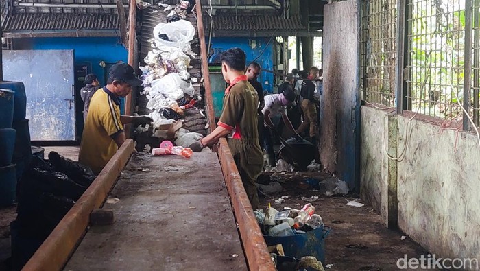 Proses pemilahan sampah di TPS Terpadu Cibeber Cimahi
