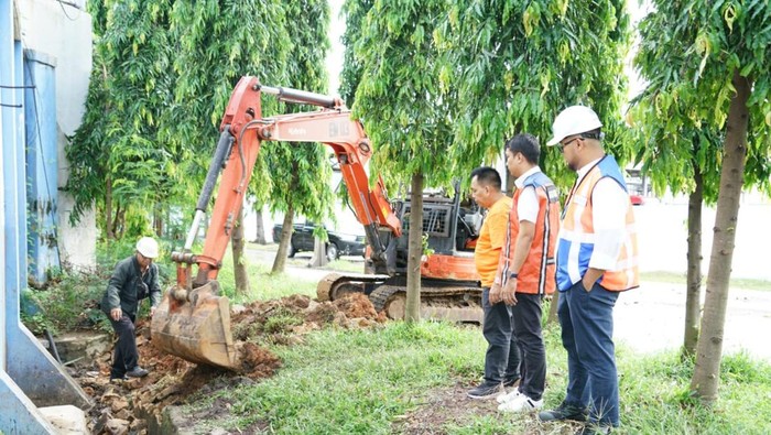 PT Pelindo cabang Panjang bertindak cepat membersihkan saluran air yang menyumbat.