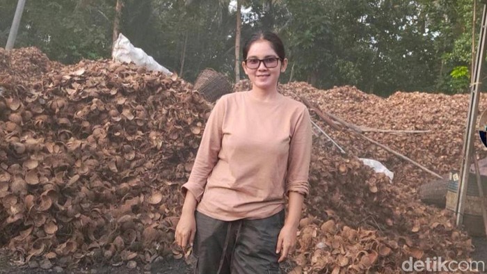 Rina Herlina pengusaha arang batok Pangandaran