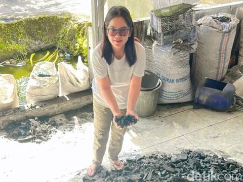 Rina Herlina pengusaha arang batok Pangandaran