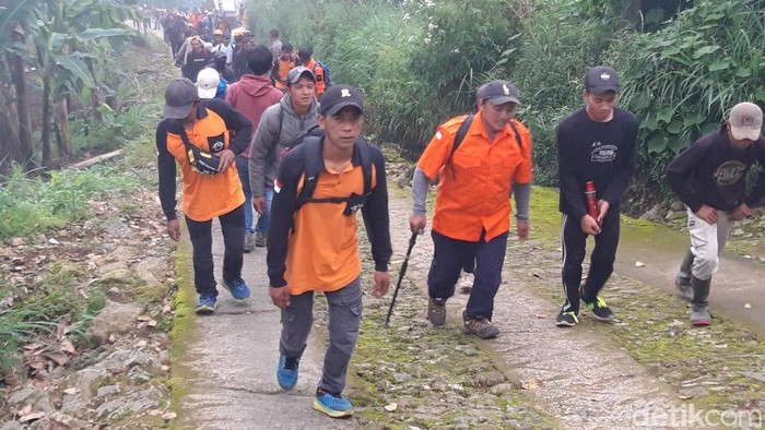 Tim SAR naik ke Gunung Merbabu untuk mencari pendaki asal Temanggung yang hilang, Selasa (22/4/2025).