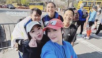 Febby Rastanty, Daniel Manantan, dan Mufli menyelesaikan Boston Marathon. Foto: dok. Instagram