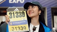 Febby Rastanty tak menyangka bisa menyelesaikan World Major Marathon ke-5 di Boston. Foto: dok. Instagram Febby Rastanty