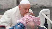 Paus Fransiskus mencium seorang anak di akhir audiensi umum di Lapangan Santo Petrus, Kota Vatikan, pada 22 November. Massimo Valicchia/NurPhoto via Getty Images