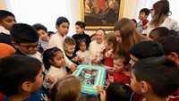 Paus Fransiskus bertemu dengan anak-anak dari klinik anak Santa Marta dalam sebuah audiensi di kediamannya di Santa Marta, pada 22 Desember 2024 di Kota Vatikan. Pertemuan ini merupakan tradisi menjelang Natal dan berdekatan dengan ulang tahunnya. Klinik ini telah melayani anak-anak selama 102 tahun. Getty Images/Vatican Pool