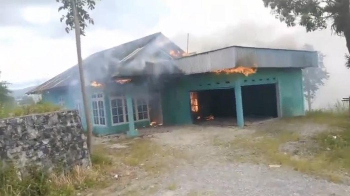 Seorang pria di Alahan Panjang Solok nekat membakar rumah orang tuanya sendiri. (Foto: Istimewa).
