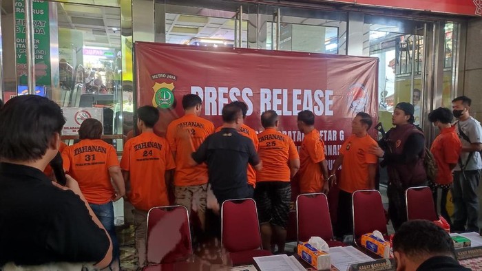 Sepuluh pengedar obat keras ditangkap di Tanah Abang. Pelaku mengaku menjual obat keras karena himpitan ekonomi, tapi polisi menyita uang puluhan juta. (dok ist)