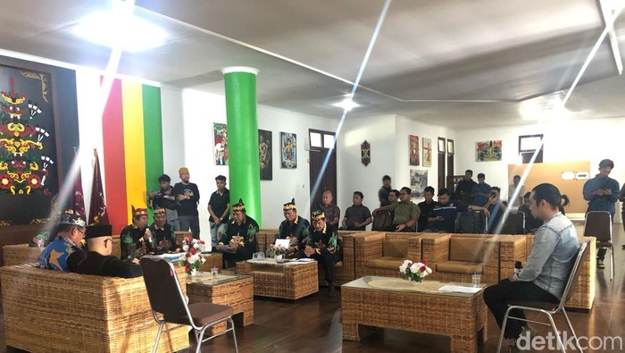 Sidang Adat Dayak untuk mengklarifikasi Saifullah pembuat video parodi Gubernur Kalteng.