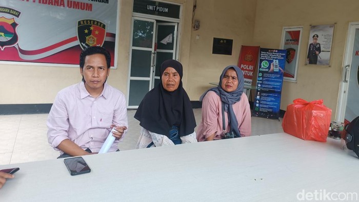 Sitah (tengah)nsaat didampingi kuasa hukumnya dan anaknya di Polres Lombok Tengah, Selasa (22/4/2025).