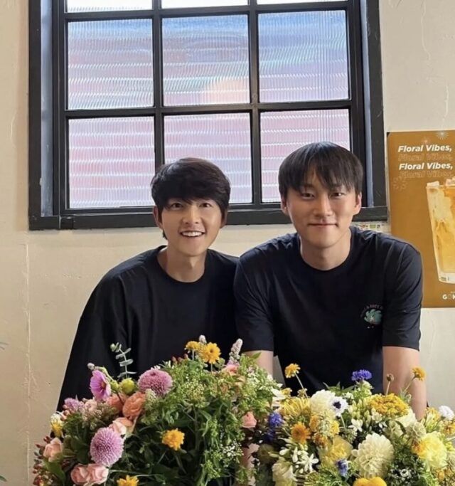 Song Joong Ki belajar merangkai bunga demi perannya di drama Korea My Youth Song Joong Ki belajar merangkai bunga demi perannya di drama Korea My Youth