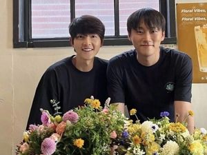Totalitas Demi Drakor My Youth, Song Joong Ki Belajar Rangkai Bunga Setahun