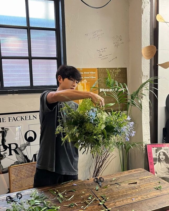 Song Joong Ki belajar merangkai bunga demi perannya di drama Korea My Youth Song Joong Ki belajar merangkai bunga demi perannya di drama Korea My Youth