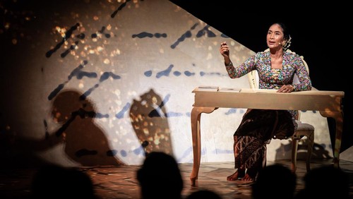 Aktris Maudy Ayunda membacakan surat-surat asli Kartini saat Pementasan Terbitlah Terang di Museum Nasional Indonesia, Jakarta, Senin (21/4/2025). Dalam rangka memperingati Hari Kartini para seniman multigenerasi menggelar sebuah pertunjukan sastra dan suara bertajuk Terbitlah Terang pembacaan surat dan gagasan kartini sebagai penghormatan terhadap pemikiran, perjuangan dan jiwa seorang Raden Ajeng Kartini. ANTARA FOTO/Bayu Pratama S/Spt.