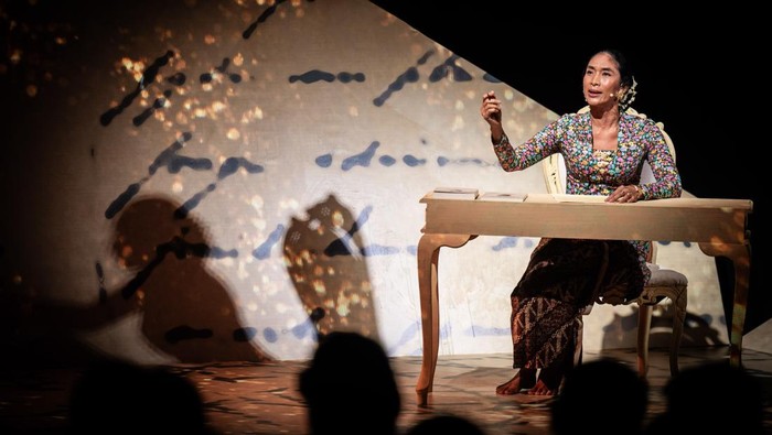 Aktris Maudy Ayunda membacakan surat-surat asli Kartini saat Pementasan Terbitlah Terang di Museum Nasional Indonesia, Jakarta, Senin (21/4/2025). Dalam rangka memperingati Hari Kartini para seniman multigenerasi menggelar sebuah pertunjukan sastra dan suara bertajuk Terbitlah Terang pembacaan surat dan gagasan kartini sebagai penghormatan terhadap pemikiran, perjuangan dan jiwa seorang Raden Ajeng Kartini. ANTARA FOTO/Bayu Pratama S/Spt.