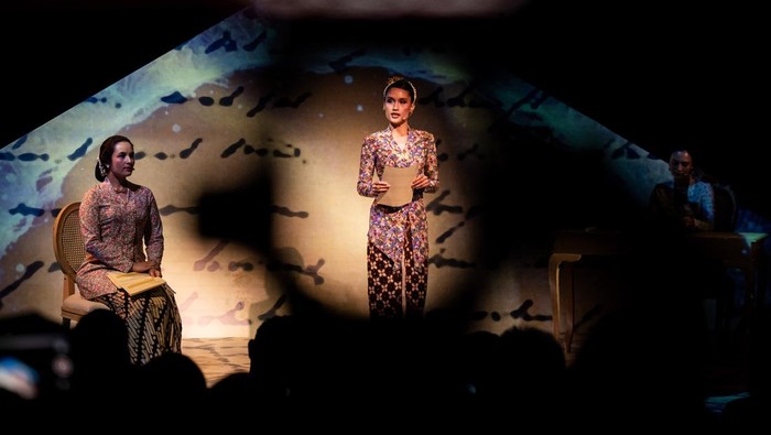 Aktris Maudy Ayunda membacakan surat-surat asli Kartini saat Pementasan Terbitlah Terang di Museum Nasional Indonesia, Jakarta, Senin (21/4/2025). Dalam rangka memperingati Hari Kartini para seniman multigenerasi menggelar sebuah pertunjukan sastra dan suara bertajuk Terbitlah Terang pembacaan surat dan gagasan kartini sebagai penghormatan terhadap pemikiran, perjuangan dan jiwa seorang Raden Ajeng Kartini. ANTARA FOTO/Bayu Pratama S/Spt.